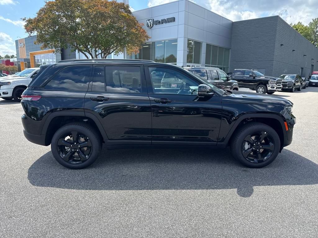 New 2025 Jeep Grand Cherokee Limited w/ Black Appearance Package image 7