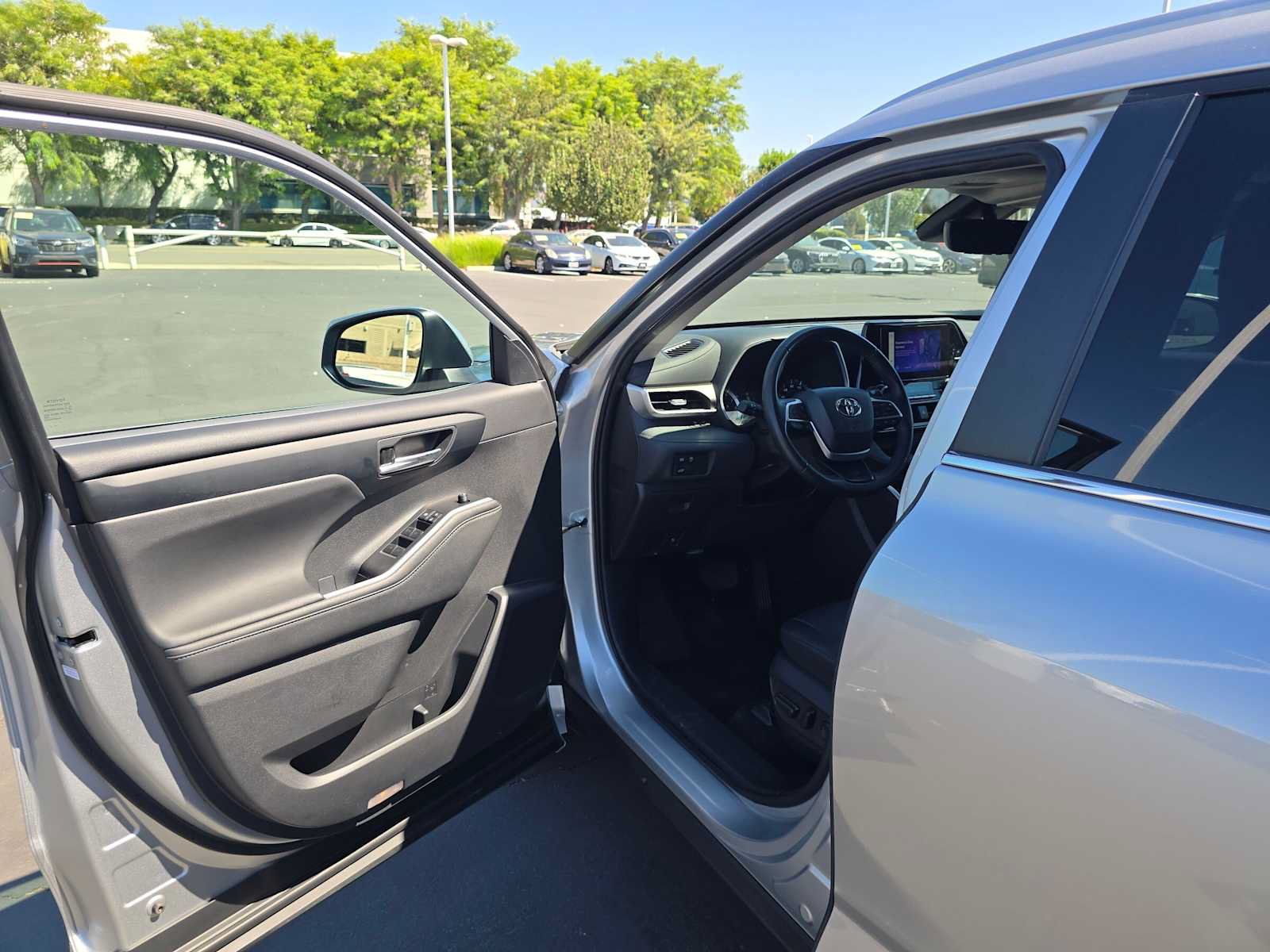 Used 2023 Toyota Highlander XLE FWD image 21