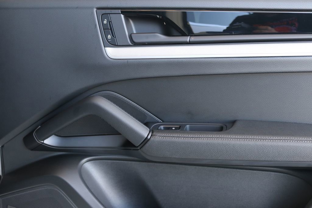 Used 2024 Porsche Cayenne image 33