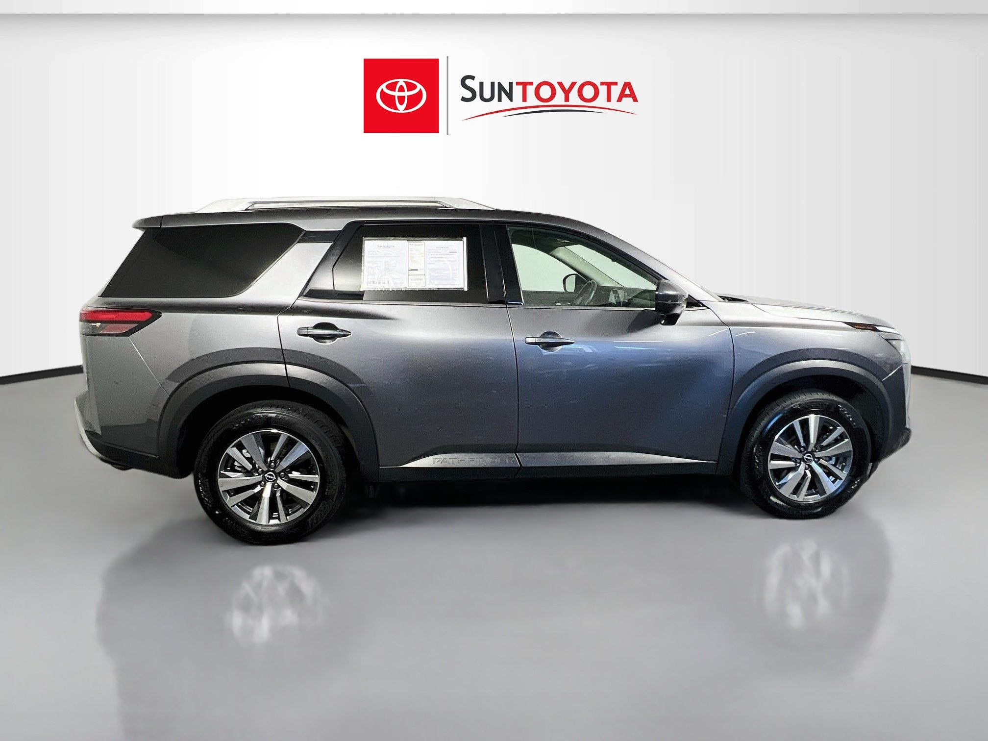 Used 2025 Nissan Pathfinder SL FWD image 2