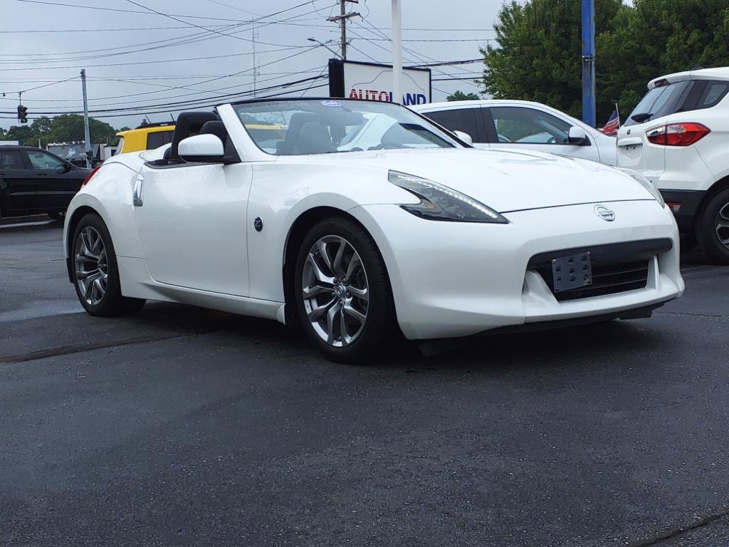 Used 2010 Nissan 370Z Touring image 3