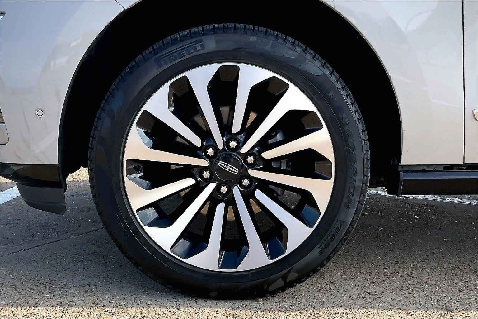 Used 2022 Lincoln Navigator Reserve AWD/4WD image 7