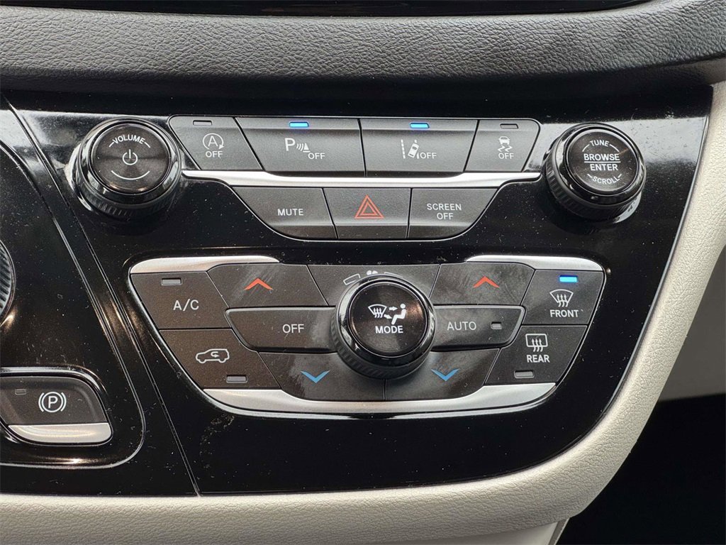 Used 2024 Chrysler Pacifica Touring-L image 6