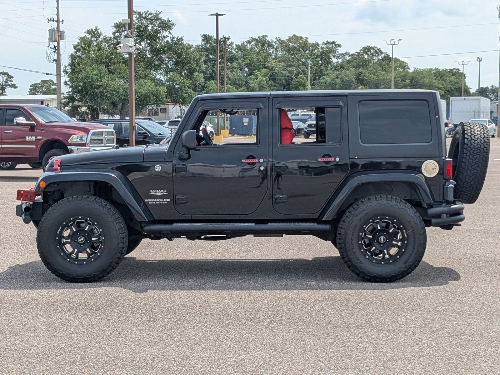 Used 2013 Jeep Wrangler Unlimited Sahara w/ Connectivity Group AWD/4WD image 8