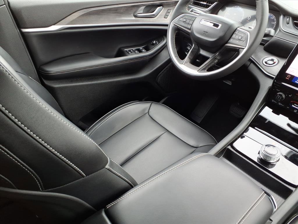 Used 2025 Jeep Grand Cherokee Limited image 16