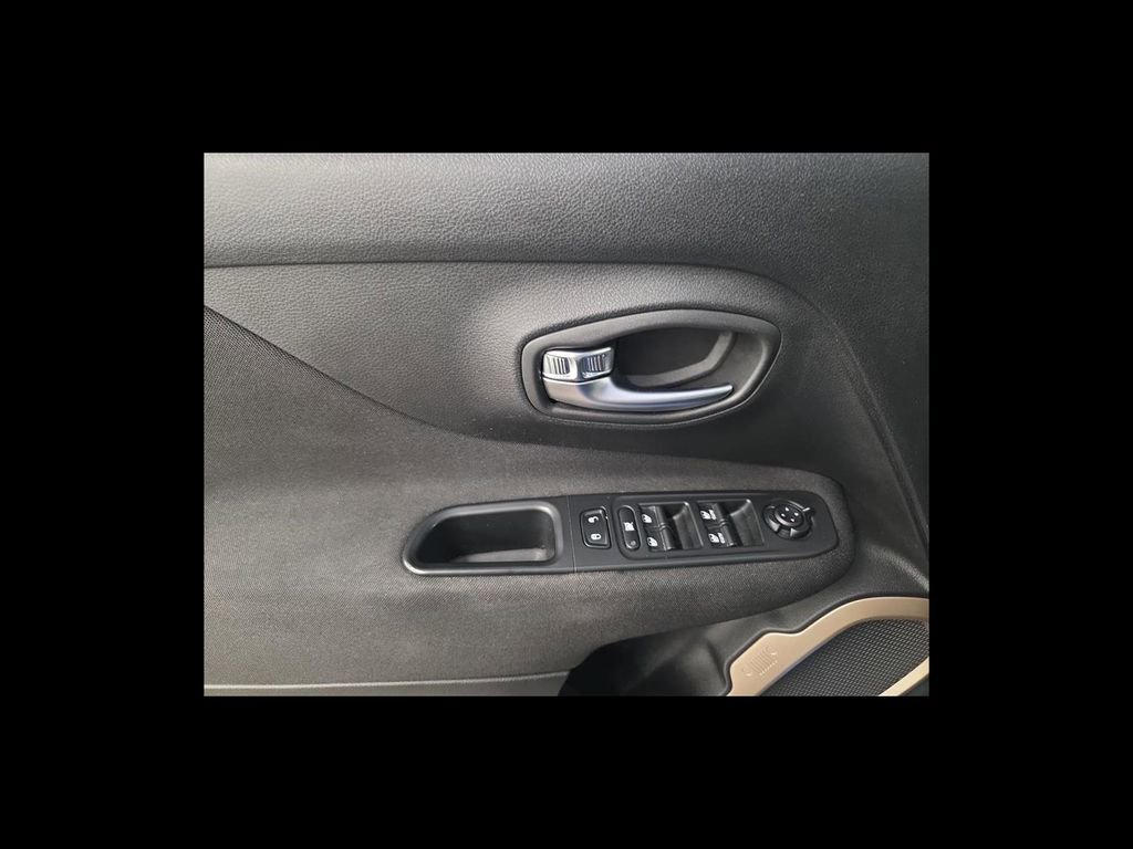 Used 2015 Jeep Renegade Latitude w/ Popular Equipment Group image 12