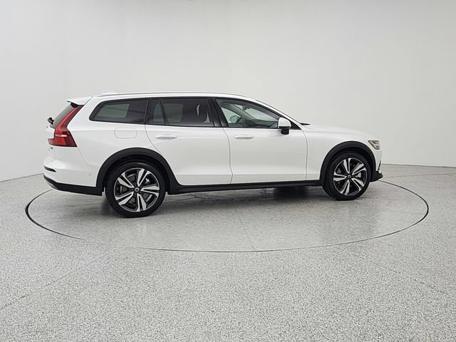 Certified 2025 Volvo V60 B5 Cross Country Plus AWD/4WD image 4