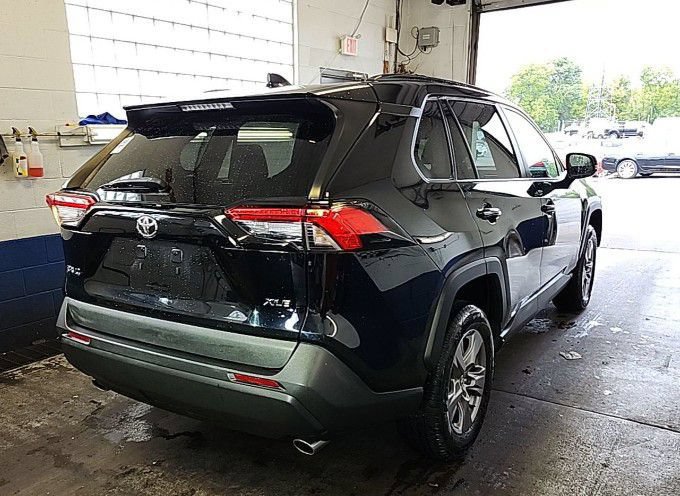 Used 2022 Toyota RAV4 XLE FWD image 3