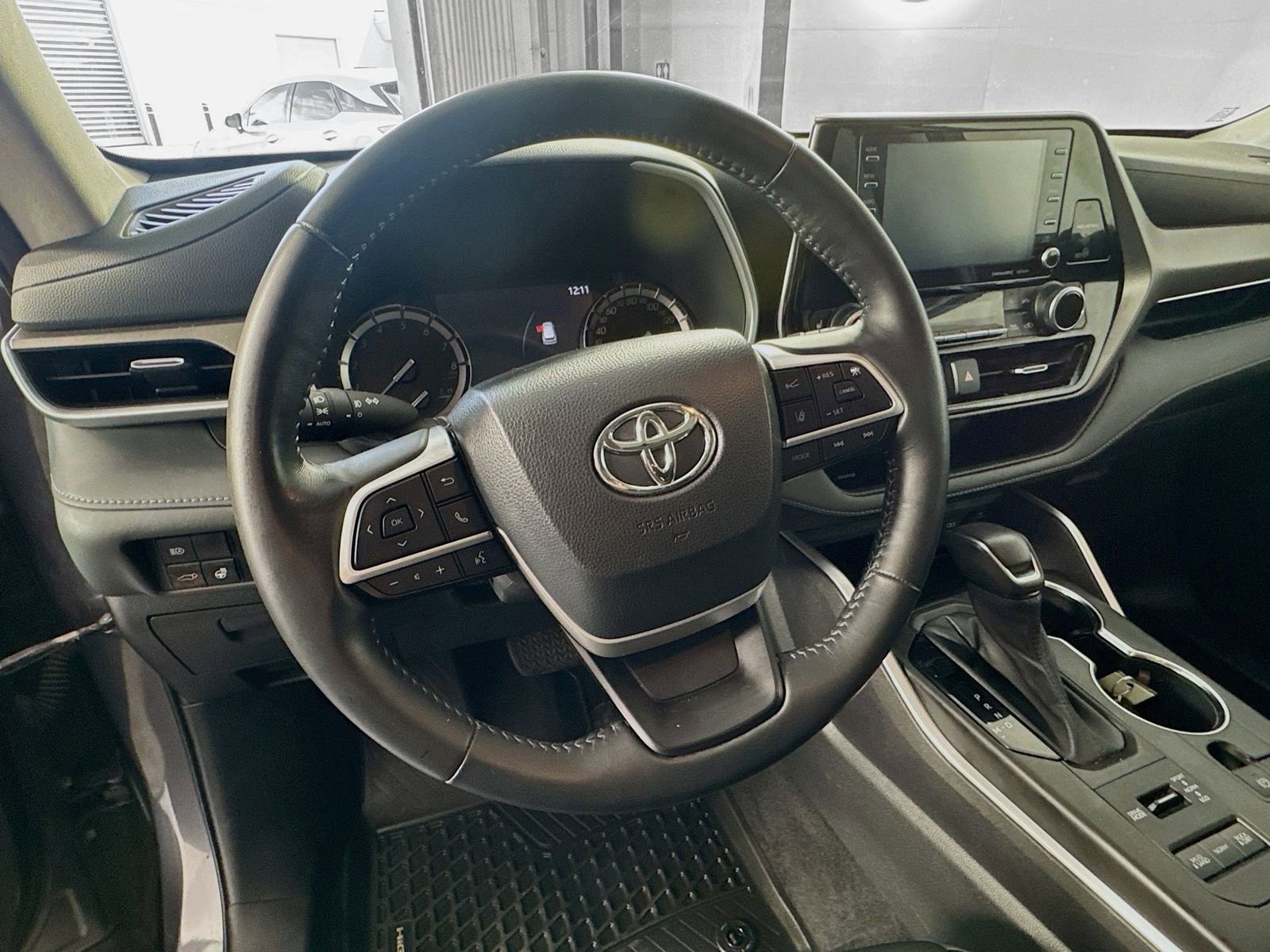 Used 2022 Toyota Highlander XLE AWD/4WD image 9