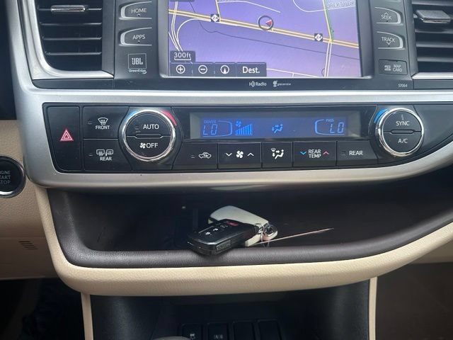 Used 2014 Toyota Highlander Limited Platinum FWD image 25