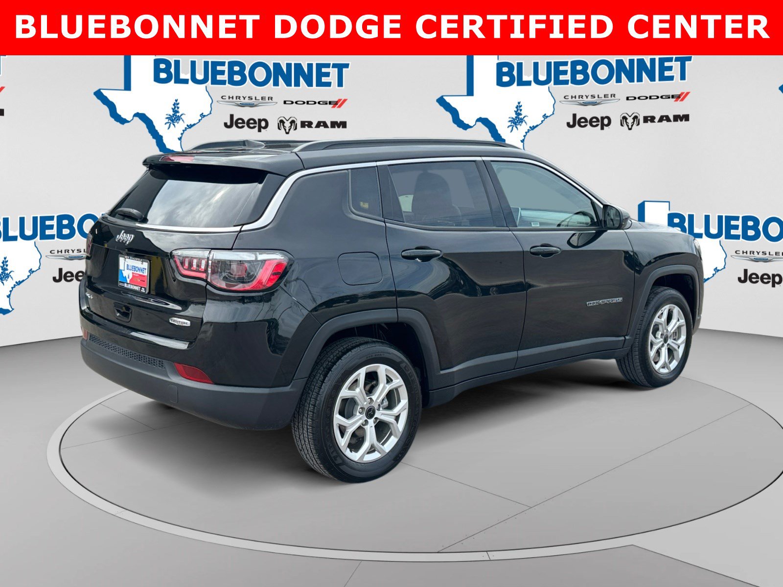 Used 2025 Jeep Compass Latitude w/ Sun & Sound Group AWD/4WD image 5