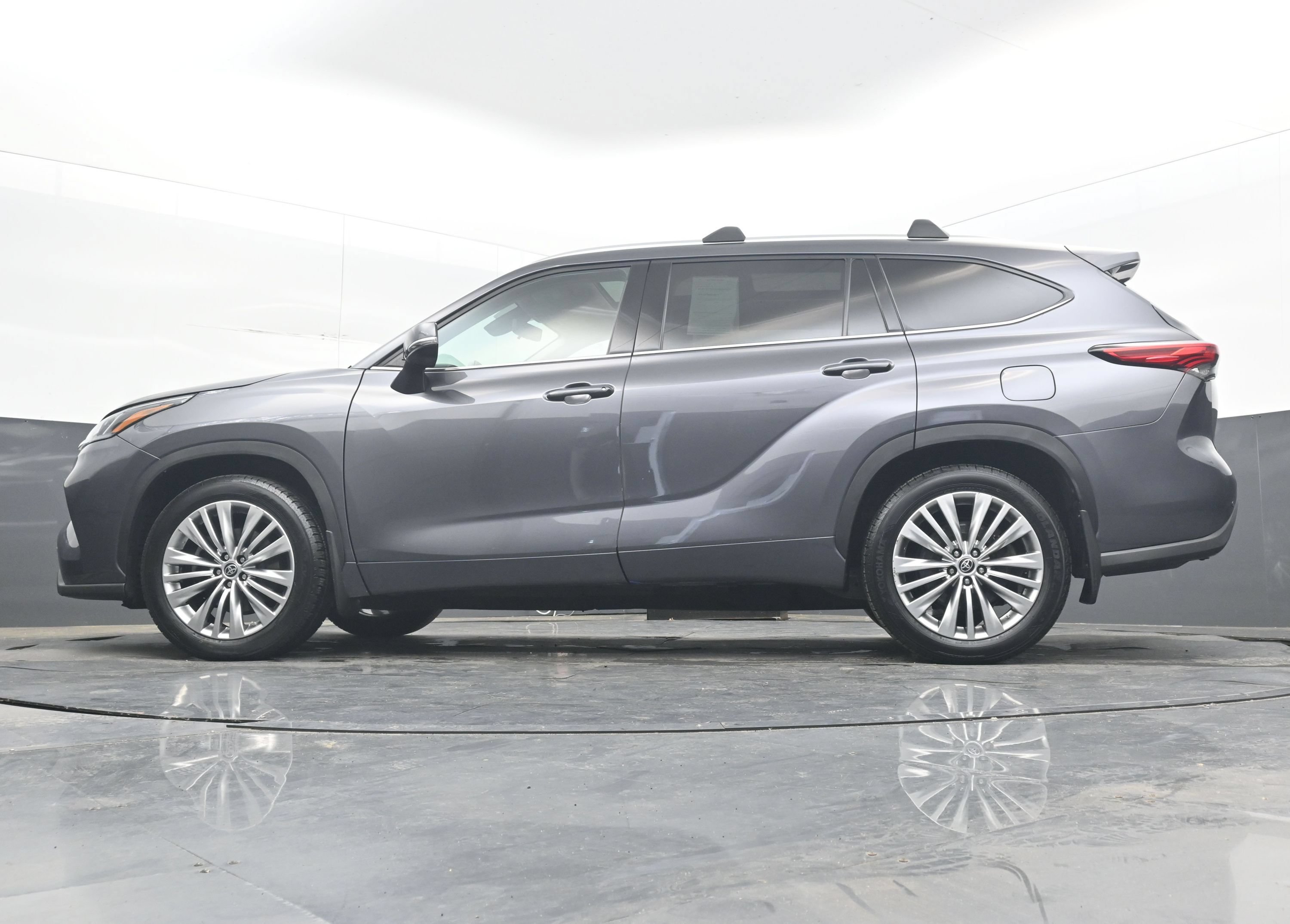 Used 2022 Toyota Highlander Platinum AWD/4WD image 25