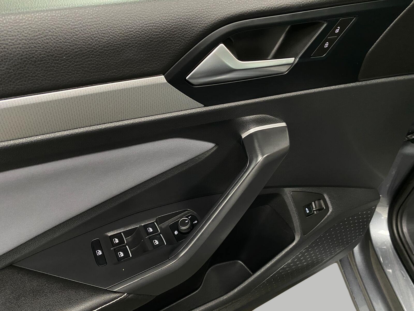 Certified 2025 Volkswagen Jetta SE FWD image 28