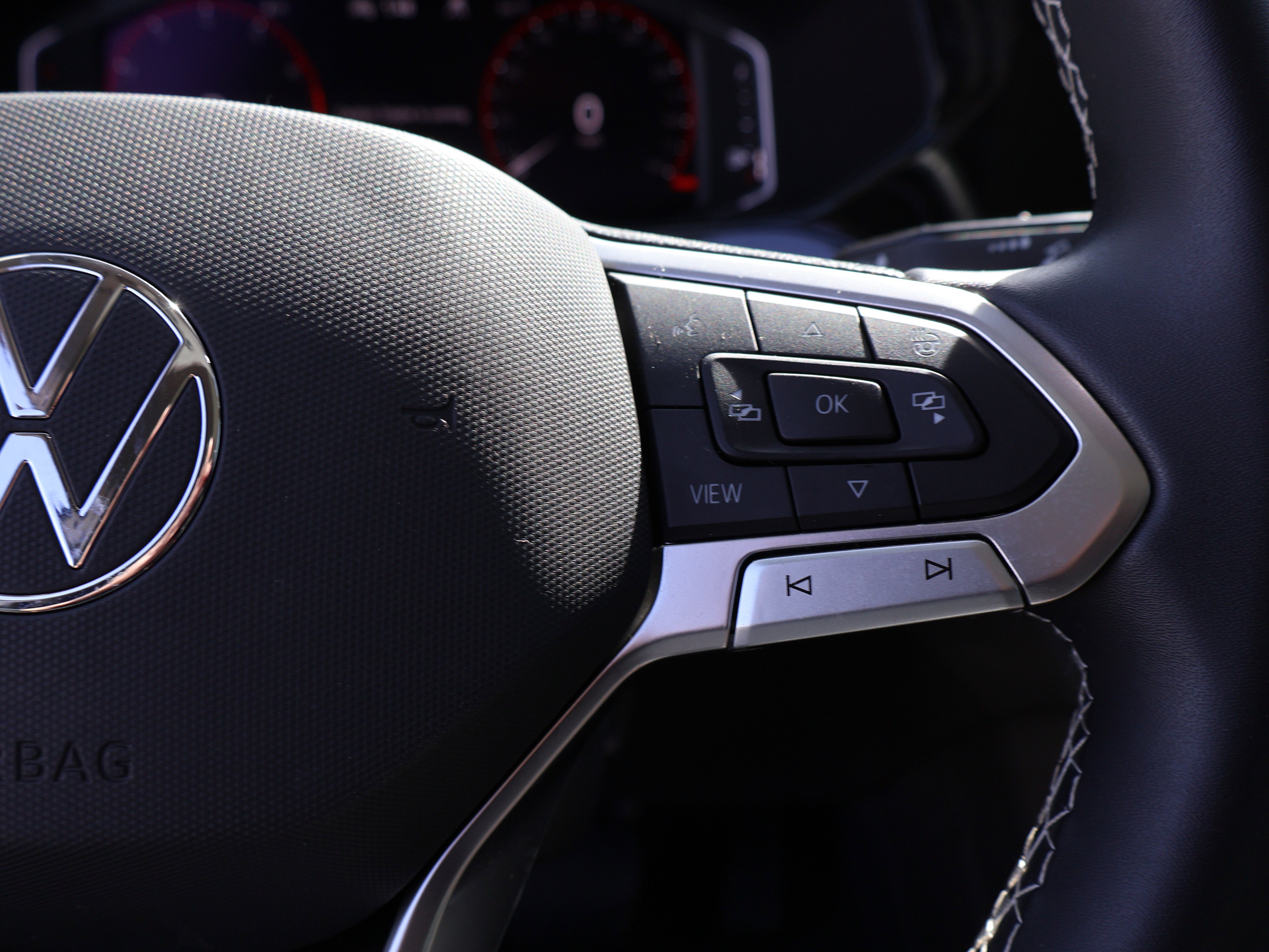 Used 2023 Volkswagen Taos SEL image 33