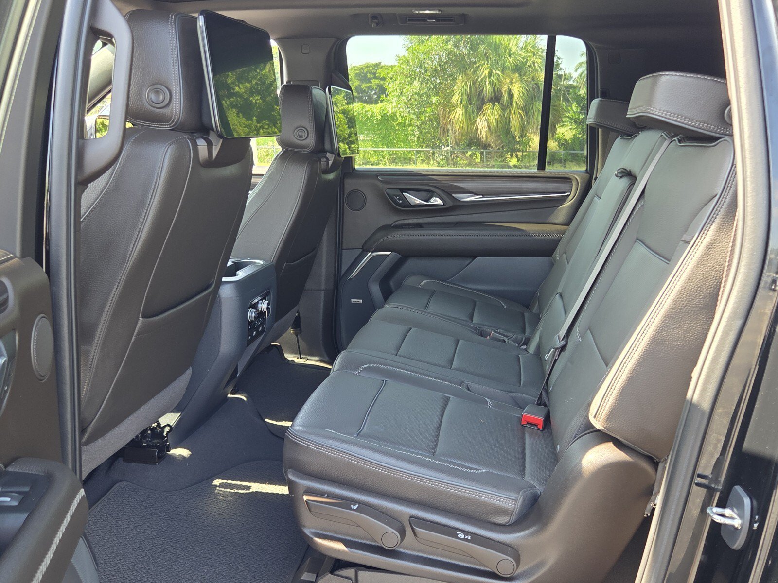 Certified 2023 GMC Yukon XL Denali w/ Denali Reserve Package AWD/4WD image 10