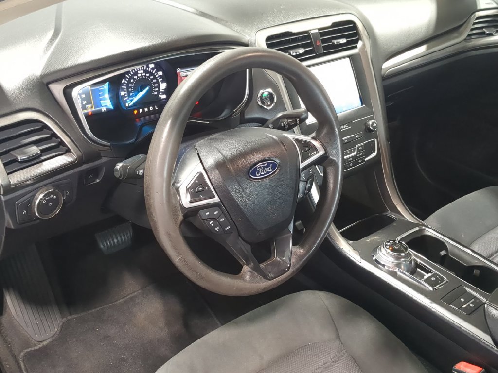 Used 2020 Ford Fusion SE FWD image 12