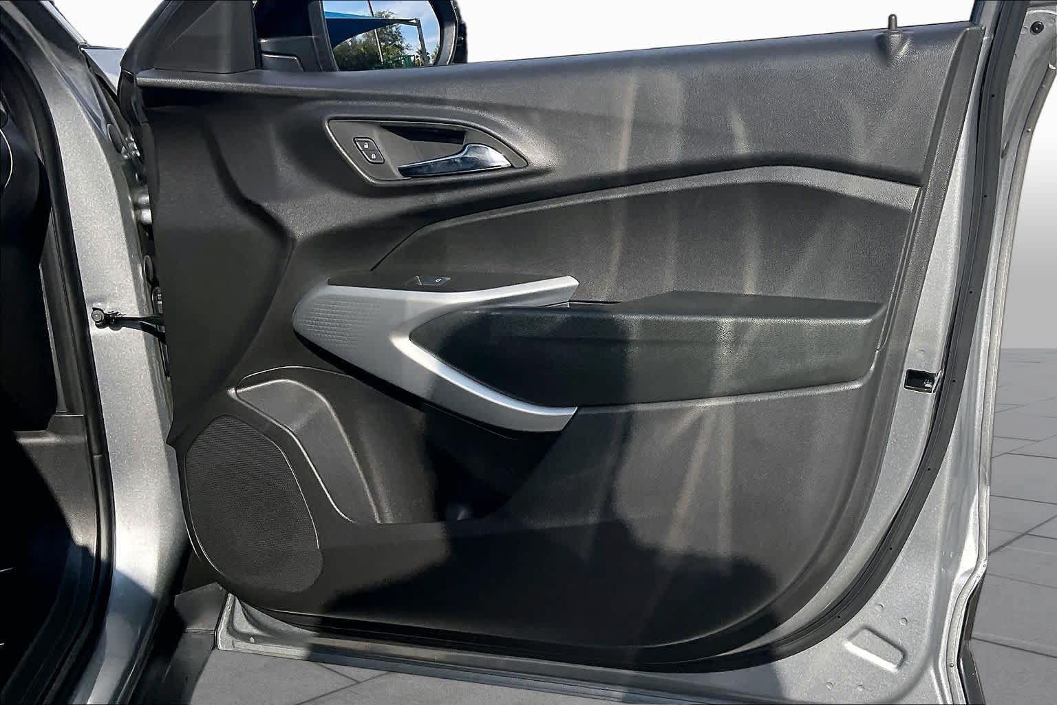 Used 2026 Chevrolet Trax RS w/ Sunroof Package FWD image 23
