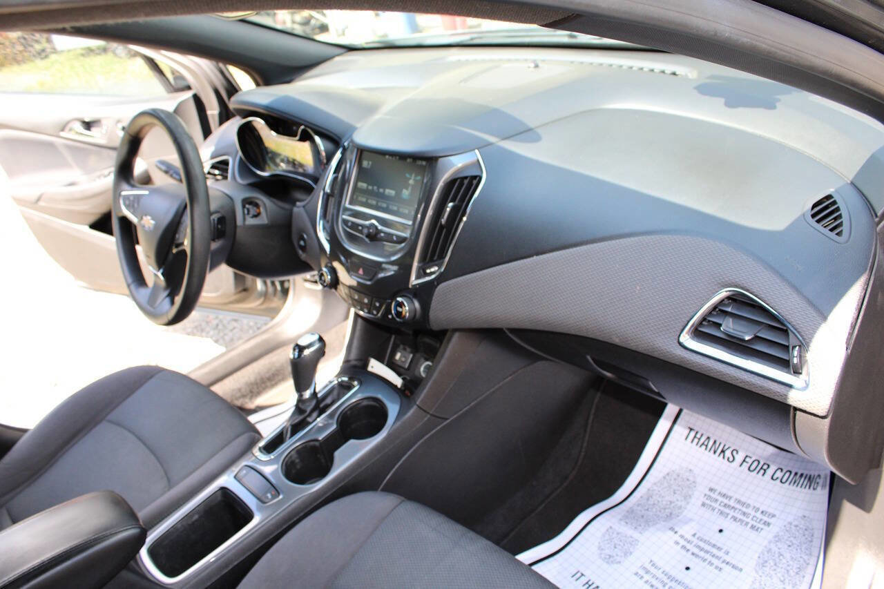 Used 2018 Chevrolet Cruze LT w/ Convenience Package image 38