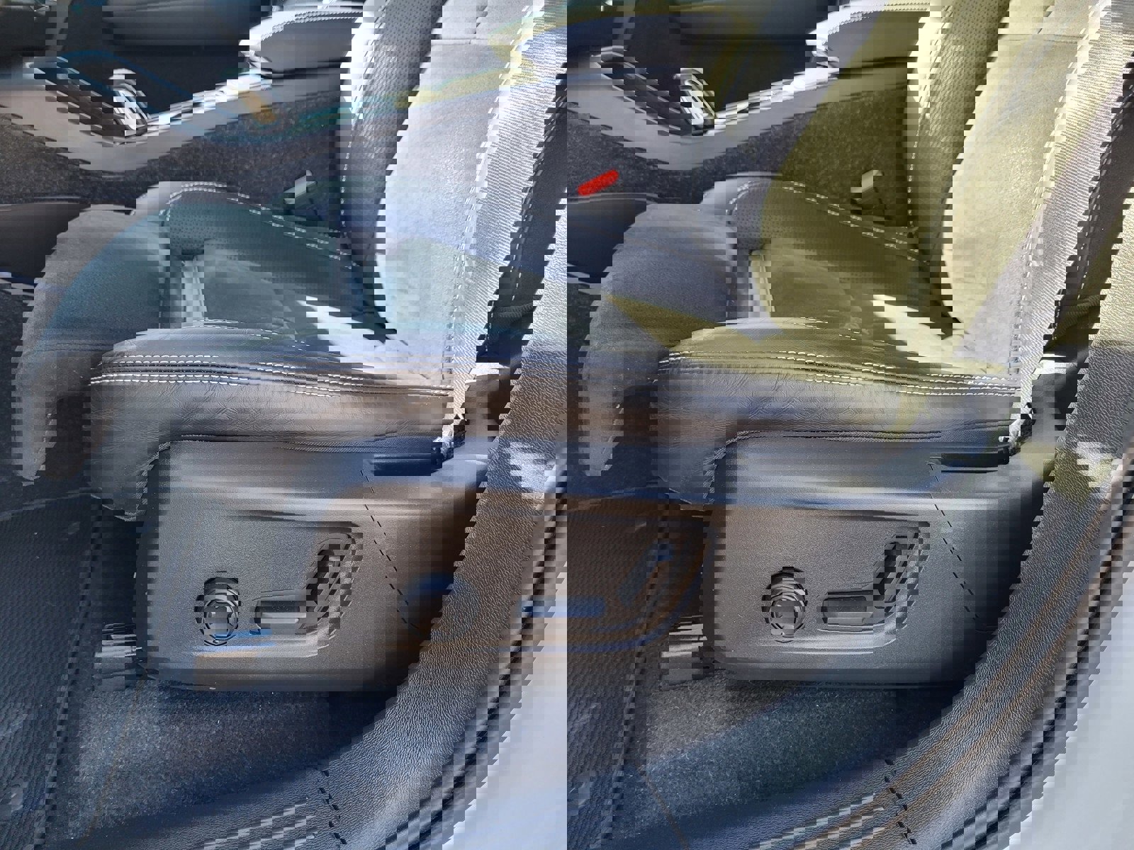 Used 2021 Volvo XC40 P8 Recharge image 10