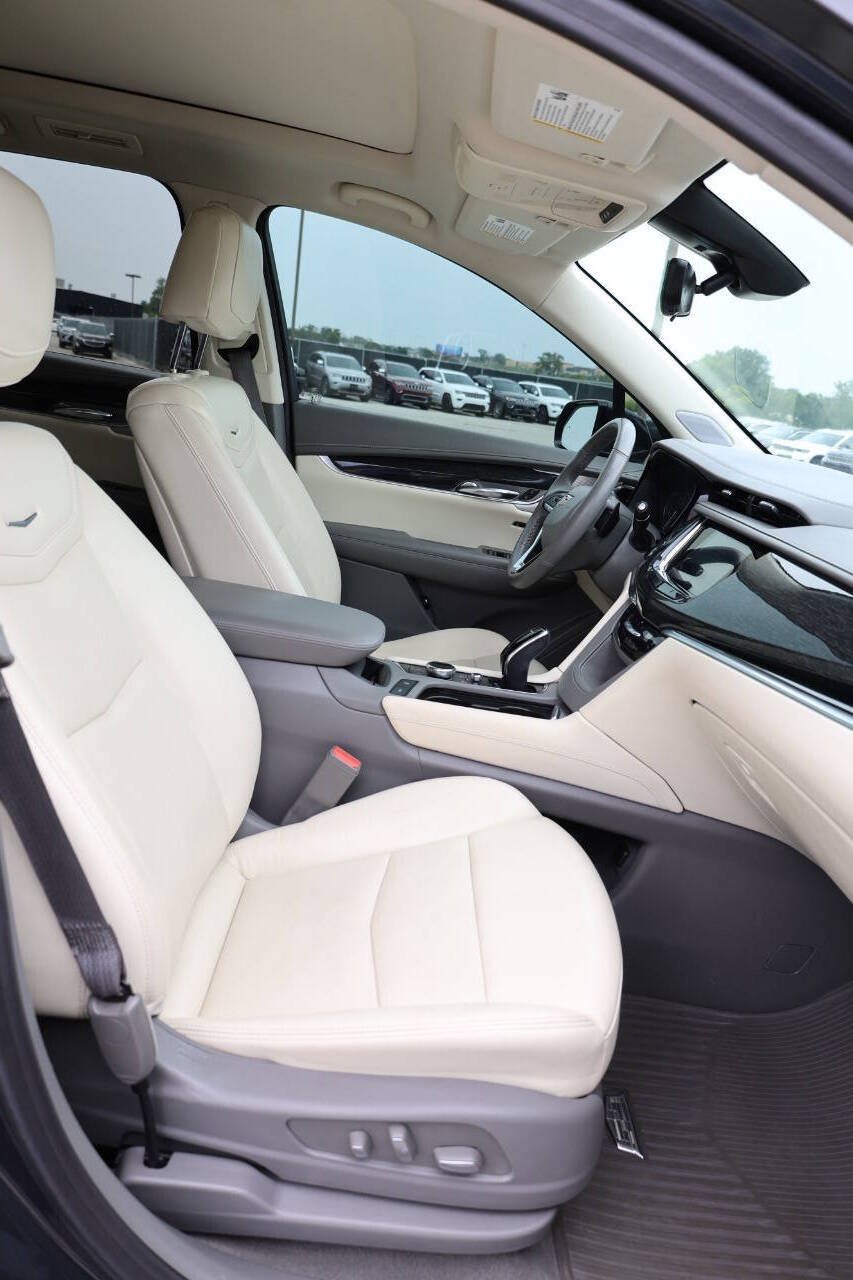 Used 2022 Cadillac XT6 Premium Luxury w/ Technology Package AWD/4WD image 15