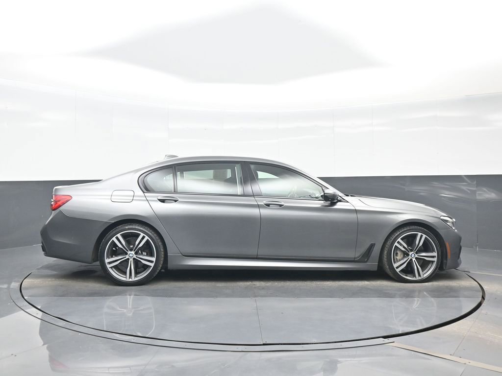 Used 2019 BMW 750i w/ Luxury Rear Seating Package RWD image 7