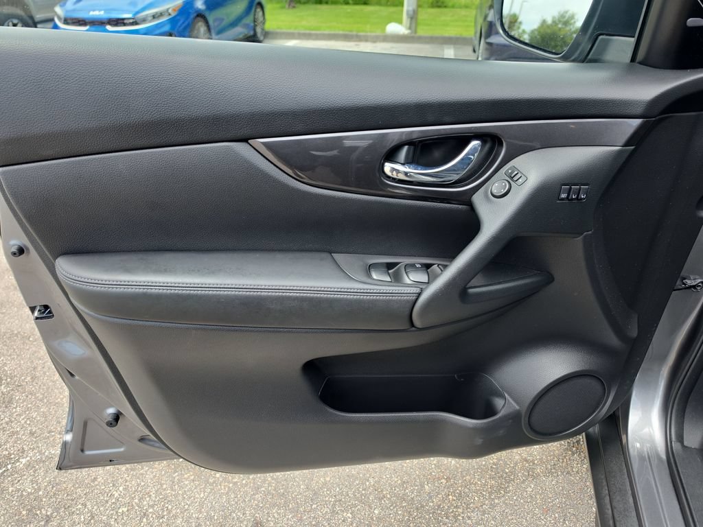 Used 2020 Nissan Rogue SV w/ Premium Package AWD/4WD image 12