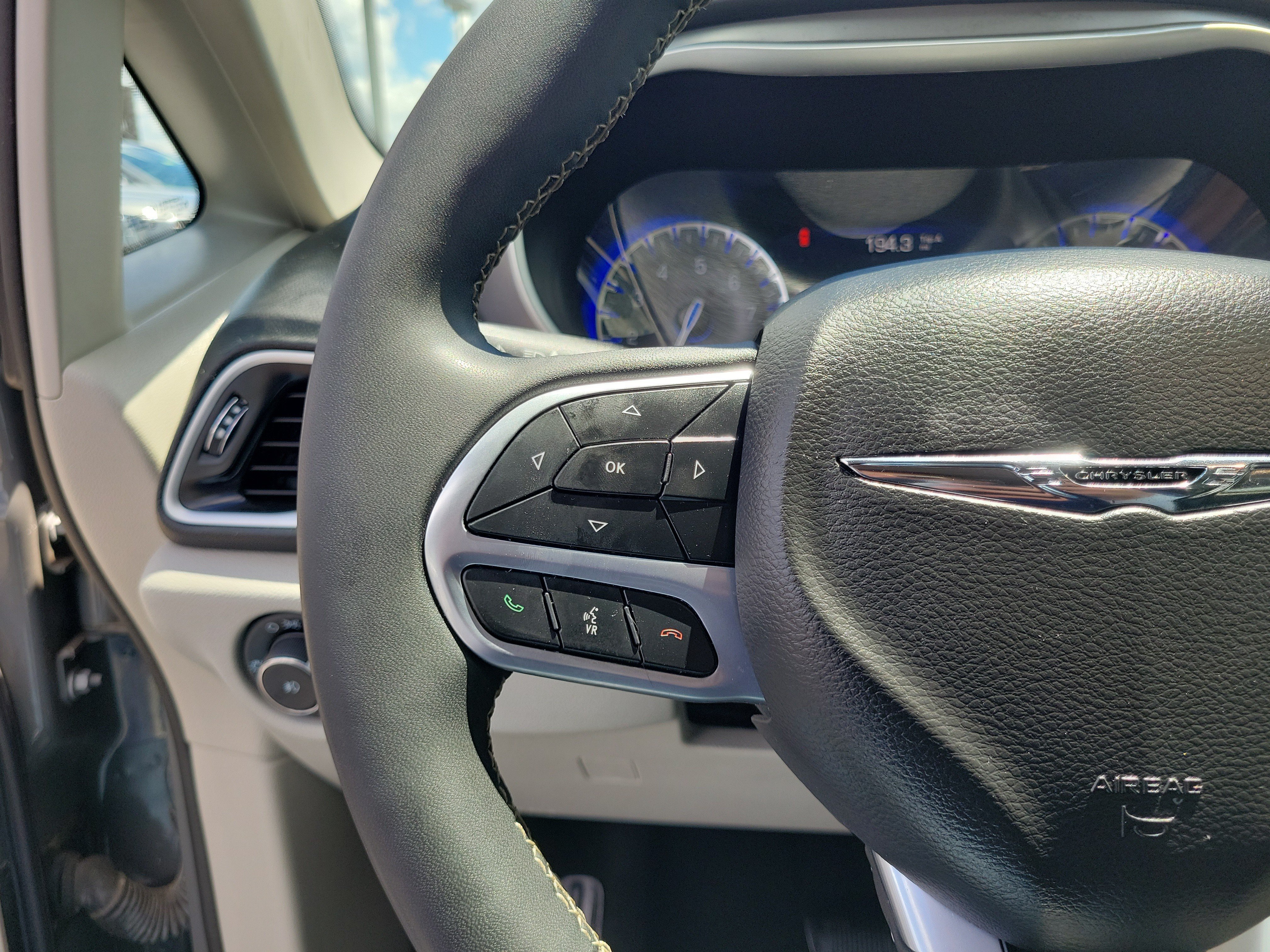 Used 2022 Chrysler Pacifica Touring-L FWD image 22