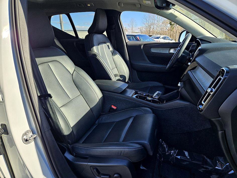 Used 2024 Volvo XC40 B5 Plus w/ Climate Package image 18