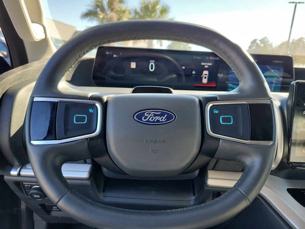 Used 2025 Ford Expedition Active image 18