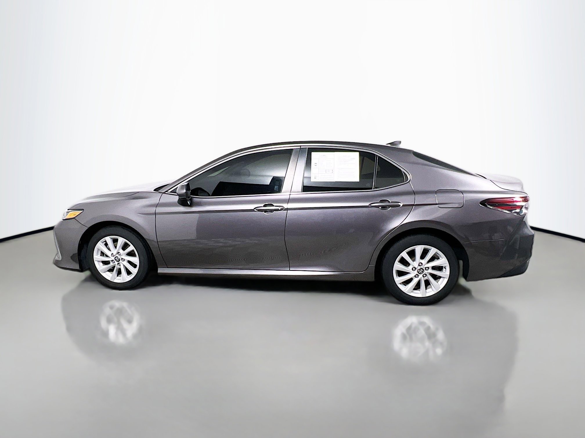 Used 2022 Toyota Camry LE image 9