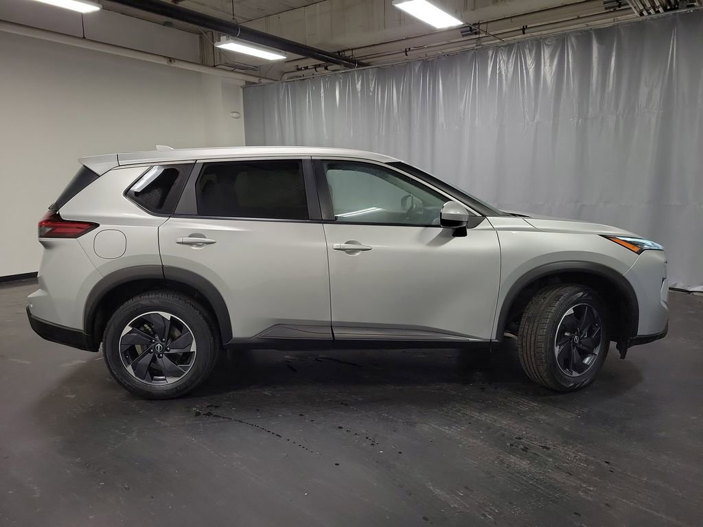 Used 2024 Nissan Rogue SV image 9