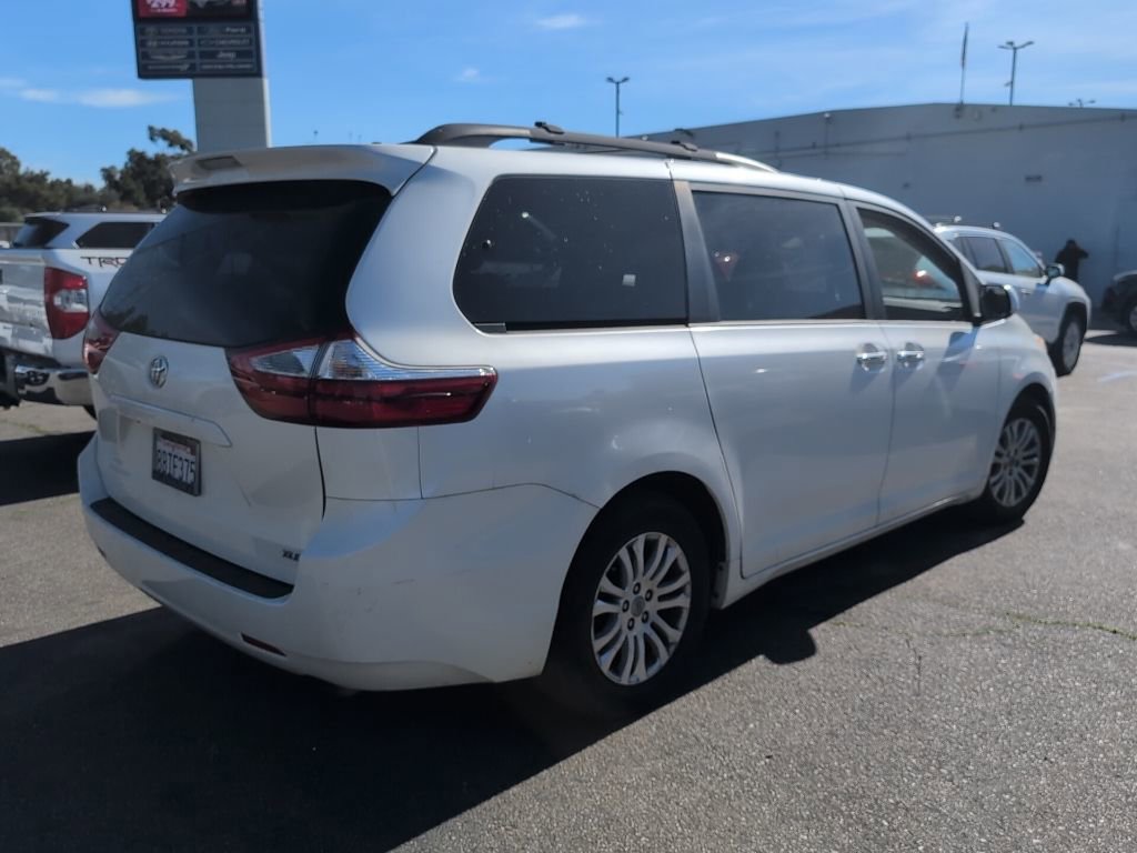 Used 2017 Toyota Sienna XLE image 3