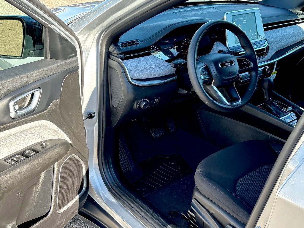 Used 2025 Jeep Compass Sport image 9