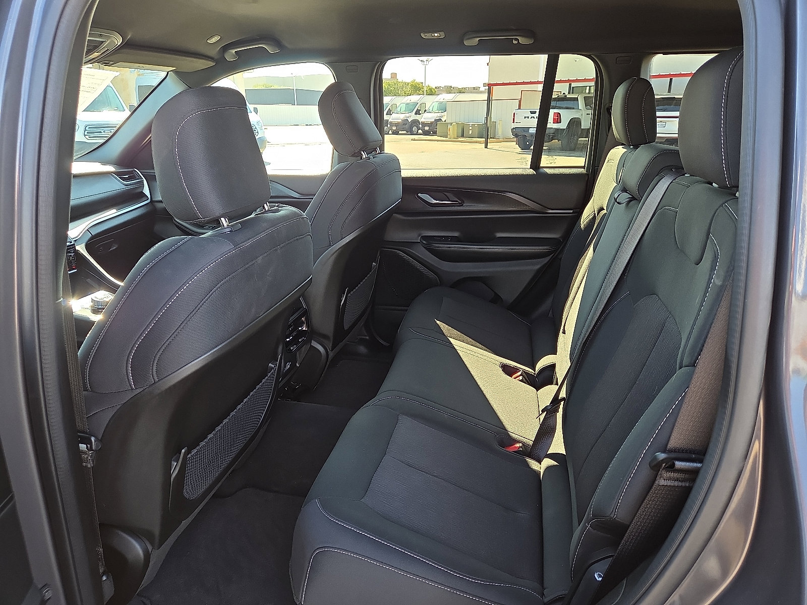 Used 2024 Jeep Grand Cherokee Laredo image 9