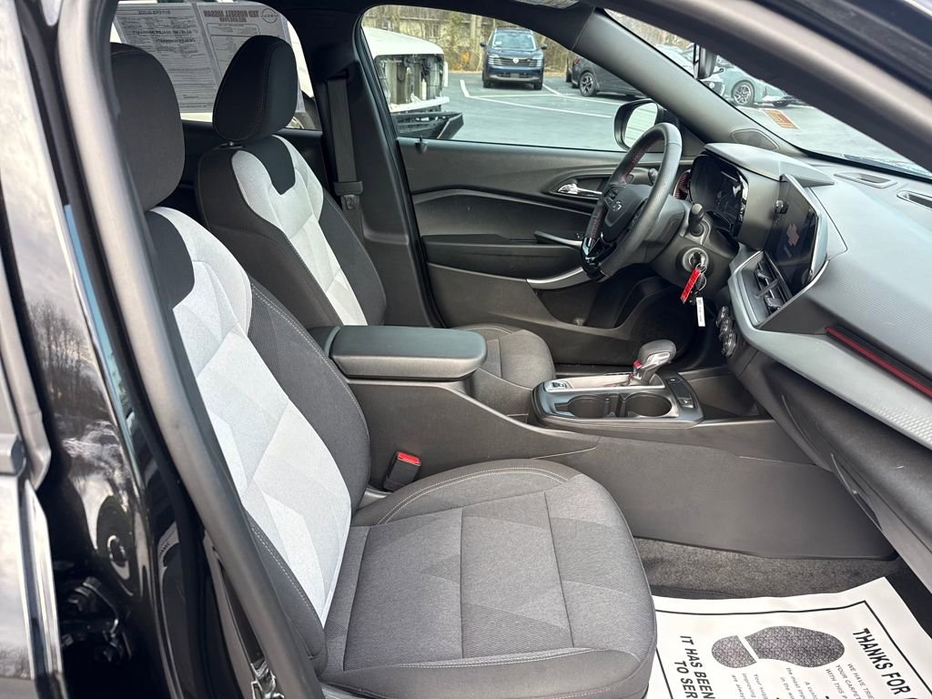 Used 2025 Chevrolet Trax RS w/ Driver Confidence Package image 30