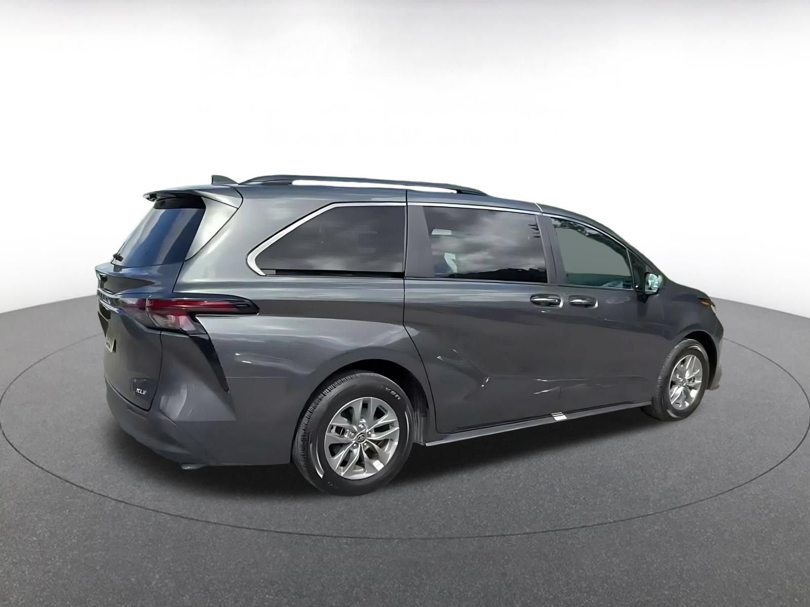 Used 2025 Toyota Sienna XLE FWD image 14