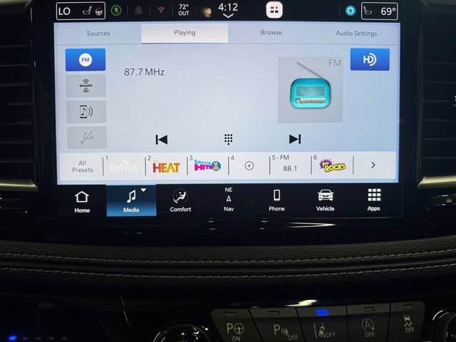 Used 2025 Chrysler Pacifica Limited AWD/4WD image 6