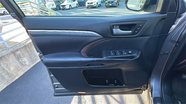 Used 2017 Toyota Highlander Limited image 29