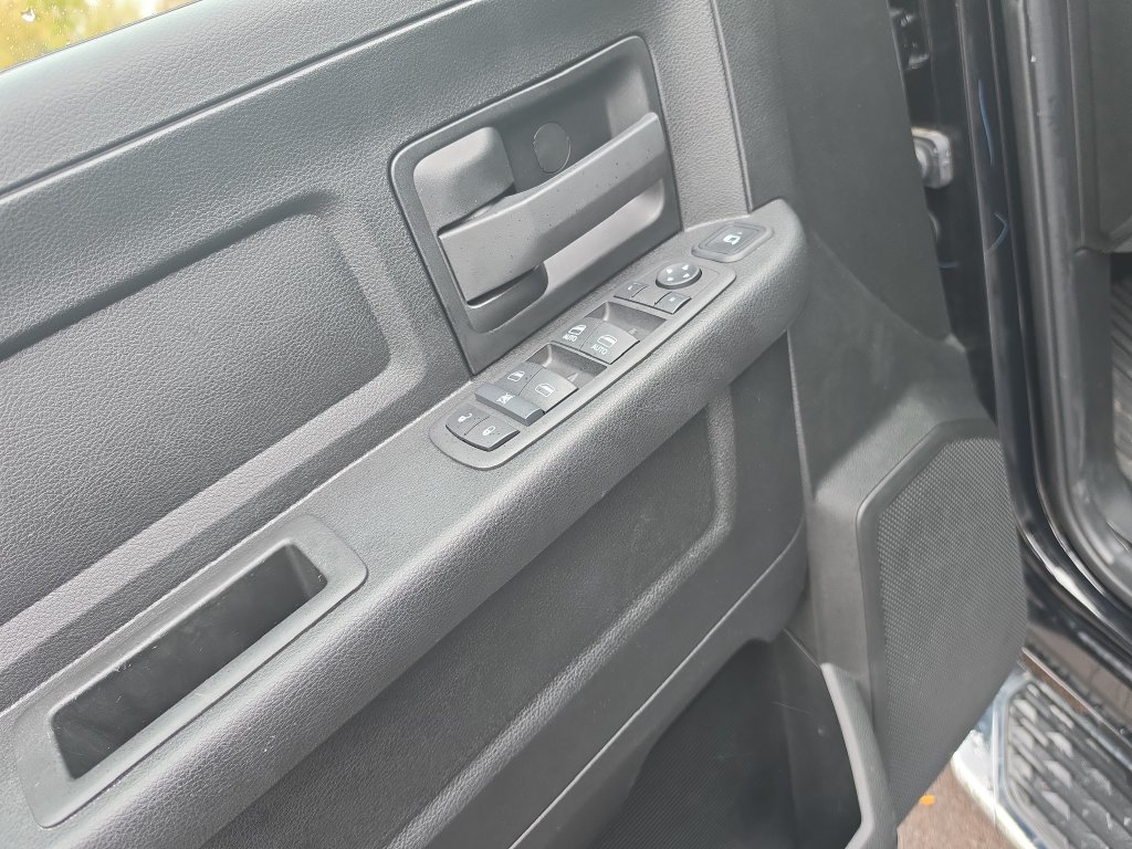 Used 2024 RAM 3500 Tradesman w/ Chrome Appearance Group AWD/4WD image 13