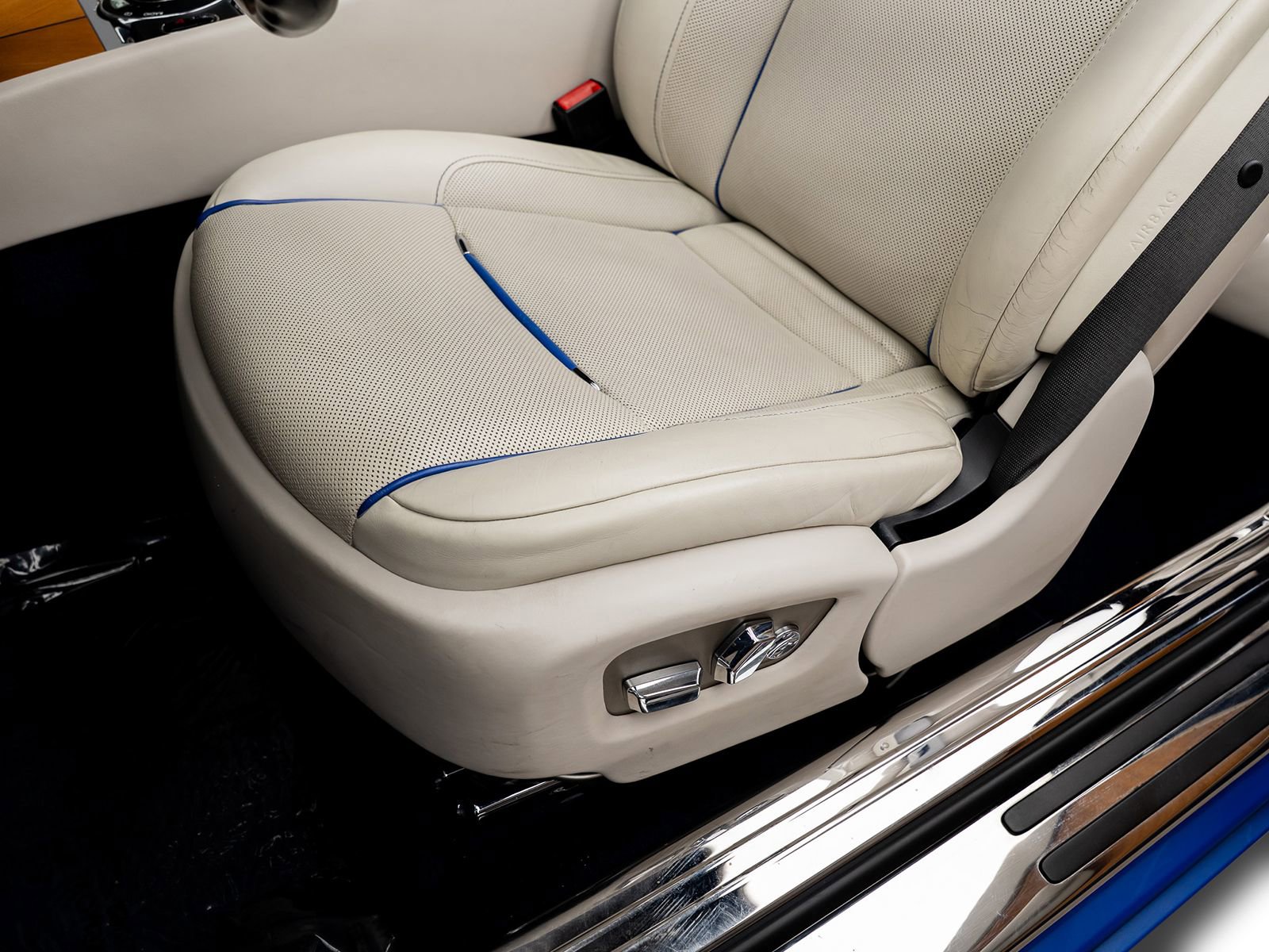 Used 2017 Rolls-Royce Dawn image 36