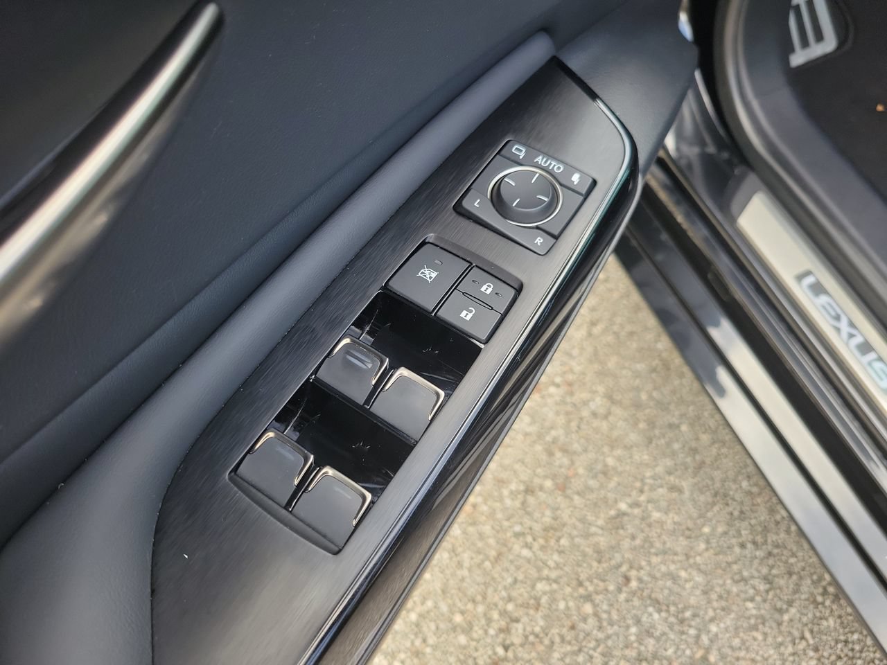 Used 2024 Lexus ES 350 F Sport w/ Accessory Package (Z2) FWD image 14