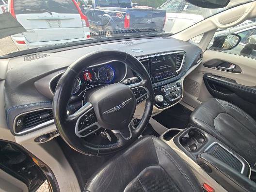 Used 2021 Chrysler Pacifica Touring-L FWD image 11