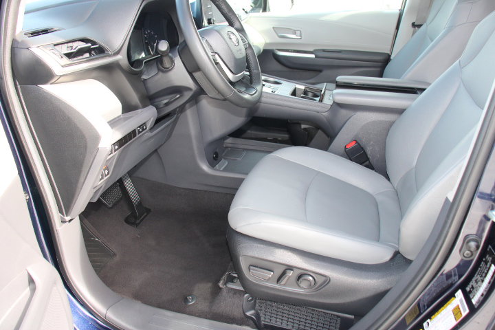 Certified 2024 Toyota Sienna XLE image 11