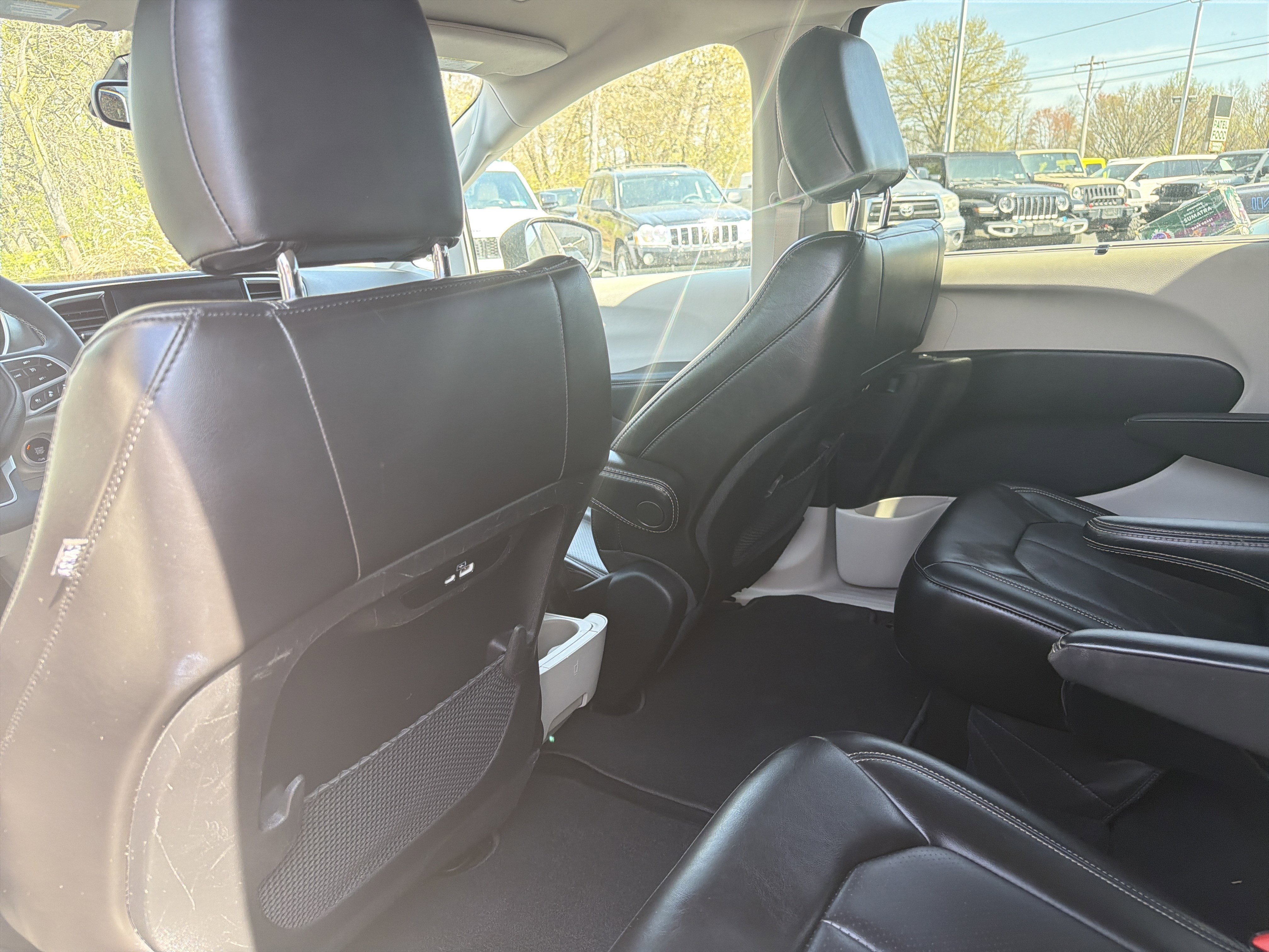 Used 2023 Chrysler Pacifica Touring-L image 12