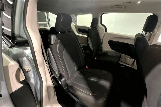 Used 2022 Chrysler Voyager LX image 26