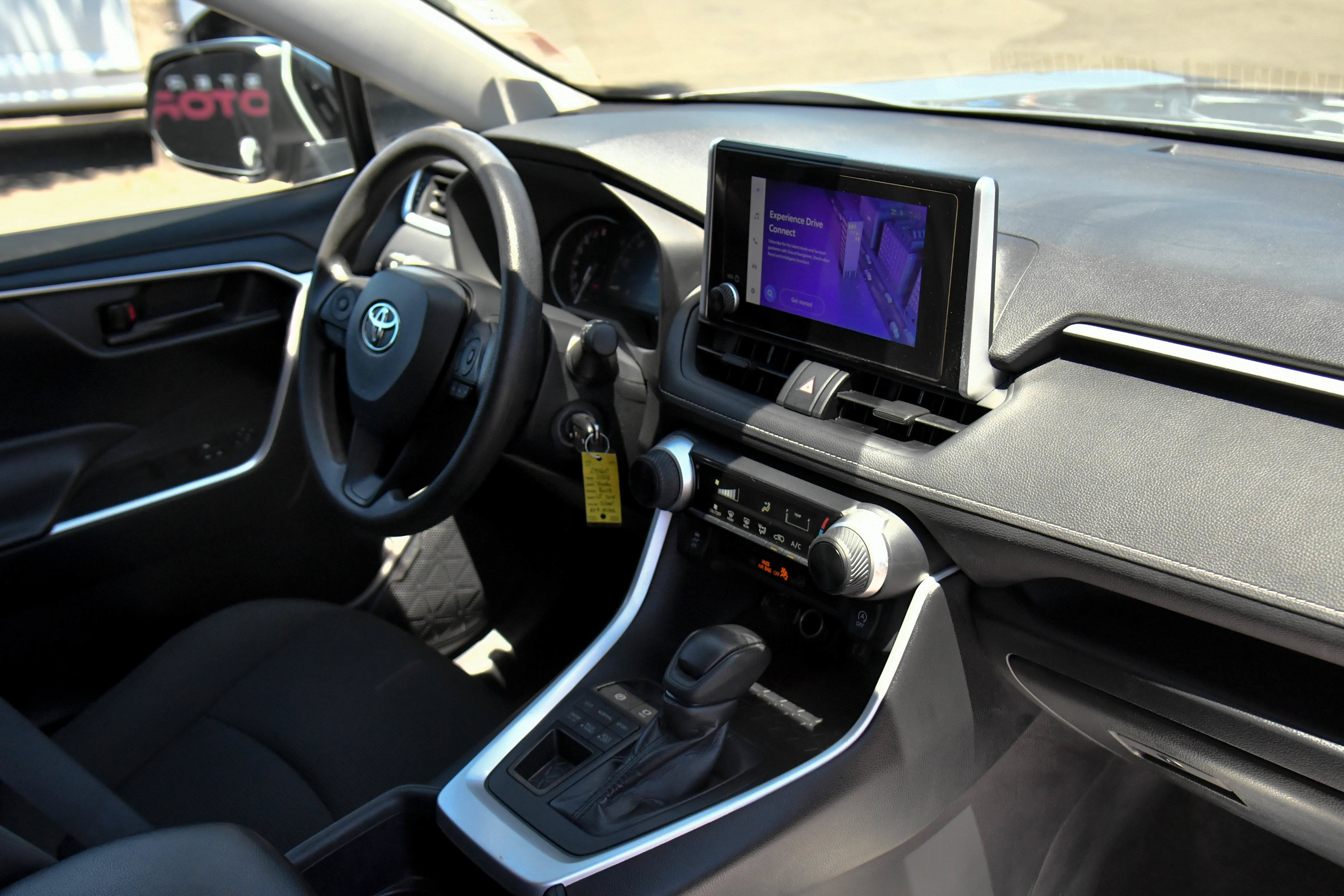 Used 2024 Toyota RAV4 LE AWD/4WD image 40