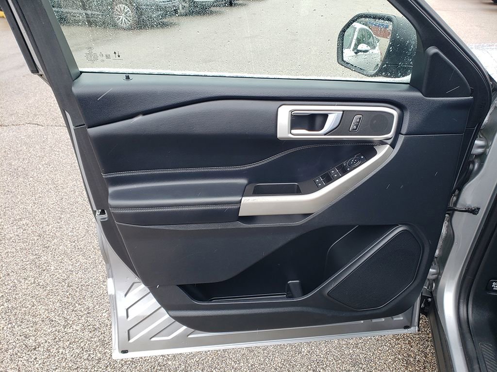 Certified 2022 Ford Explorer XLT w/ Equipment Group 202A image 10