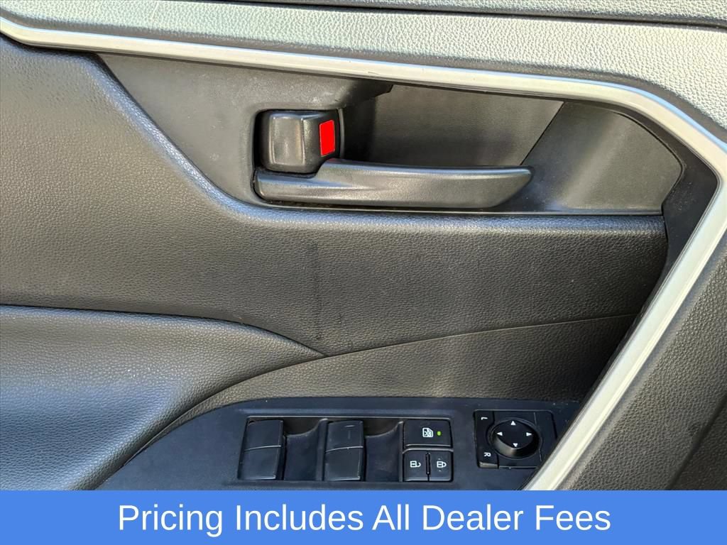 Used 2019 Toyota RAV4 LE AWD/4WD image 12