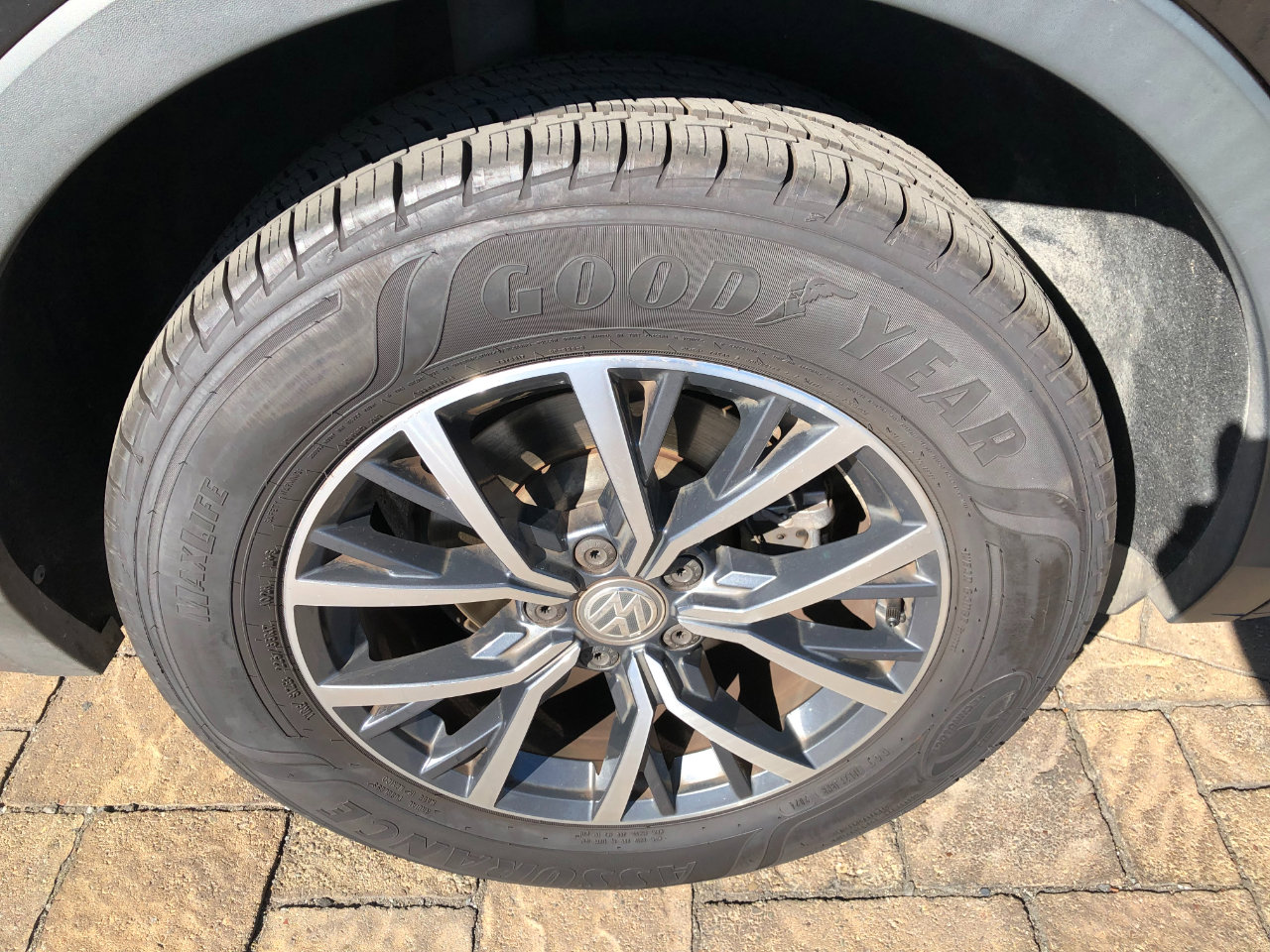 Used 2019 Volkswagen Tiguan SE w/ Panoramic Sunroof Package image 8