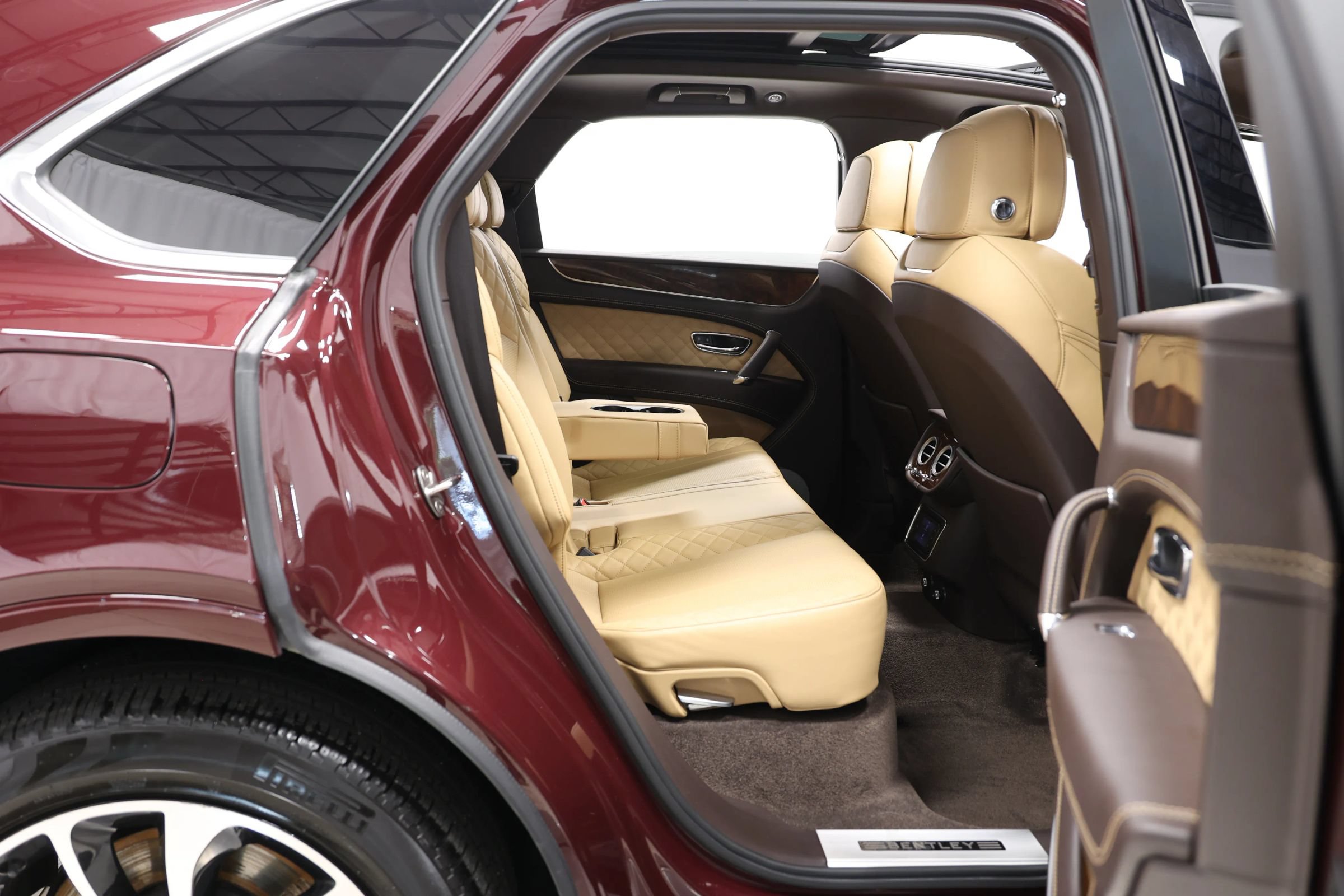 Used 2018 Bentley Bentayga AWD/4WD image 82